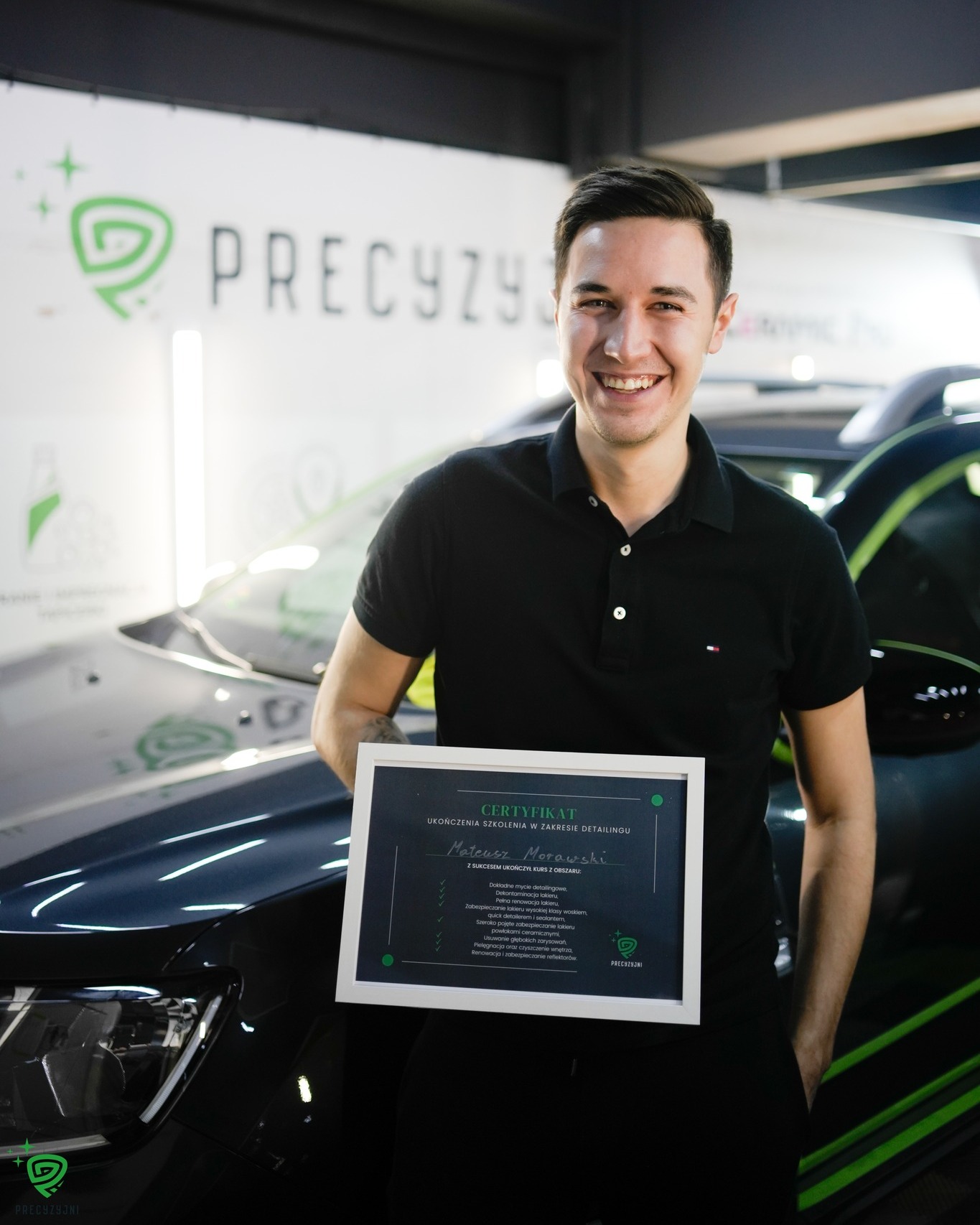 Absolwent kursu auto detailingu